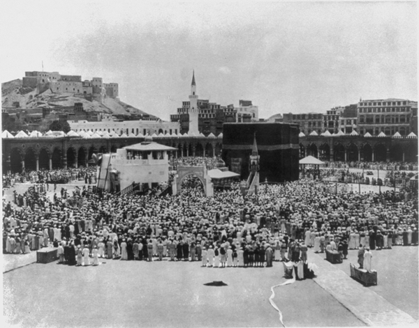 Black-and-white photo of individuals congregating at al-Masjid al-Harām